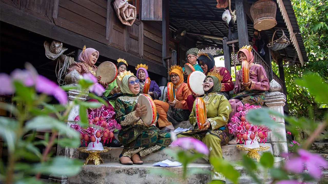 LENGGONG, 2 Jun -- Paluan rebana yang bergema memeriahkan suasana di Galeri Aki Aji apabila komuniti Kampung Chepor dan Kampung Lenggong hari ini mengadakan latihan persembahan sebagai persiapan menyambut kedatangan delegasi antarabangsa ke Lembah Lenggong.  Komuniti pelancongan di Lembah Lenggong giat melakukan persiapan akhir bagi menerima kira-kira 200 delegasi antarabangsa daripada The Southeast Asia-Pacific Audiovisual Archive Association (SEAPAVAA) yang dijadual mengadakan lawatan ke kawasan itu pada 