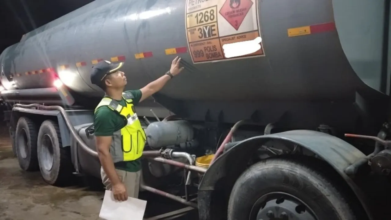 IPOH, 6 Jun (Bernama) -- Kementerian Perdagangan Dalam Negeri dan Kos Sara Hidup (KPDN) Perak merampas diesel serta sebuah lori tangki dianggarkan bernilai RM202,211.20 dalam serbuan di sebuah jeti perikanan di Hutan Melintang, awal pagi semalam.