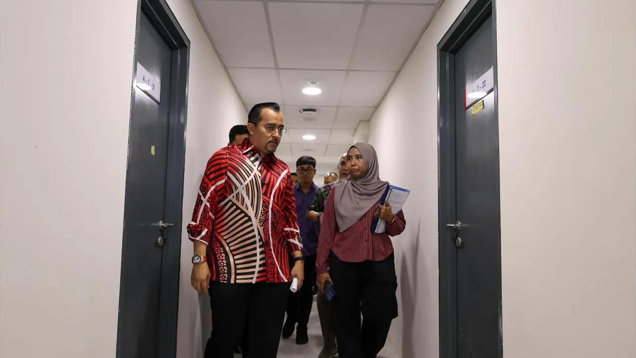 “Ajaib! Bila tiba di KPM Beranang tadi, dimaklumkan semua dokumen yang diperlukan untuk dapatkan Sijil Perakuan Siap dan Pematuhan (CCC) untuk bangunan asrama baru dah selesai. Peliklah, takkan kena Pengerusi MARA turun baru selesai_FB DR ASYRAF WAJDI DUSUKI