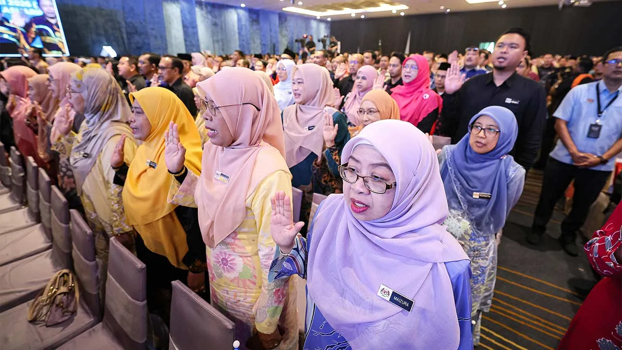IPOH, 16 Mei -- Warga pendidik membaca ikrar pada Sambutan Hari Guru Peringkat Kebangsaan Kali Ke-55 Tahun 2026 hari ini.  Kementerian Pendidikan (KPM) mengumumkan 12 inisiatif bagi memperkasakan dan memperkukuh tugas guru bersempena dengan Majlis Sambutan Hari Guru Peringkat Kebangsaan kali ini.  --fotoBERNAMA (2026) HAK CIPTA TERPELIHARA