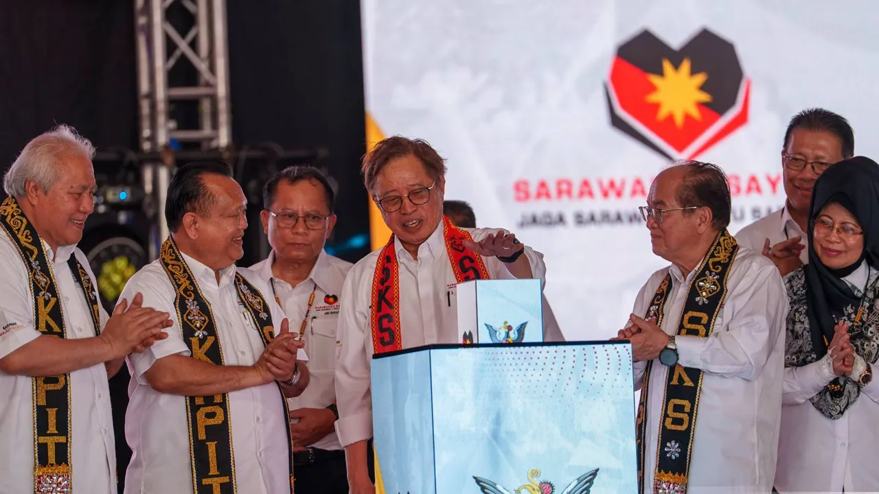 Kapit Nadi Tenaga Hijau Sarawak, Tonggak ‘Battery of the Region’  KAPIT: Bahagian Kapit bukan sekadar lokasi empangan hidroelektrik terbesar di Sarawak, malah berperanan sebagai nadi utama yang menggerakkan aspirasi negeri untuk muncul sebagai 'battery of the region' menerusi penghasilan tenaga hijau berskala besar. Menteri Kerja Raya, Dato Sri Alexander Nanta Linggi berkata, rakyat Kapit mempunyai sebab yang kukuh untuk berbangga kerana sebahagian besar tenaga yang memacu industri, ekonomi dan pembangunan 