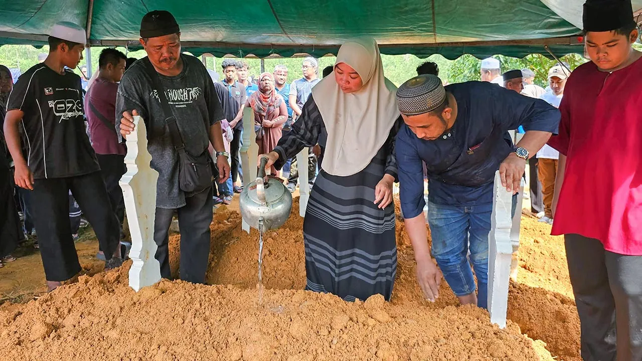DUNGUN, 2 Jun -- Nurul Ain Mohd Rashid, 38, menyiram air mawar pada pusara anaknya, Nur Airish Syifa Sidek, 10, di Tanah Perkuburan Islam Bandar Al Muktafi Billah Shah, Dungun, hari ini.  Jenazah empat sekeluarga termasuk seorang kanak-kanak perempuan yang maut dalam kemalangan melibatkan lima kenderaan di Jalan Johor Bahru-Ayer Hitam di Simpang Renggam, Johor semalam, selamat dikebumikan pagi ini.  Mohd Aiman Mohd Rashid, 36; isterinya Nor Azlina Abd Latif, 33; dan ibu Nor Azlina, Semek Mat Soh, 73; serta 