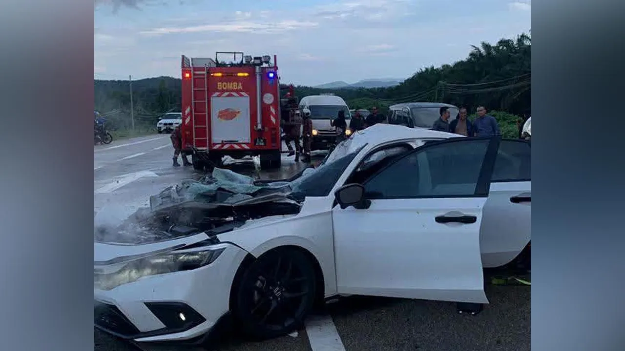 KUANTAN, PAHANG – Dua m4ut manakala tujuh lagi cedera, termasuk seorang p4rah, dalam kemalangan melibatkan tiga kenderaan di Jalan Kuantan-Segamat berhampiran Balai Bomba dan Penyelamat (BBP) Chini, Pekan pada Jumaat. -- FB Info Bencana Pahang dan Luar Pahang