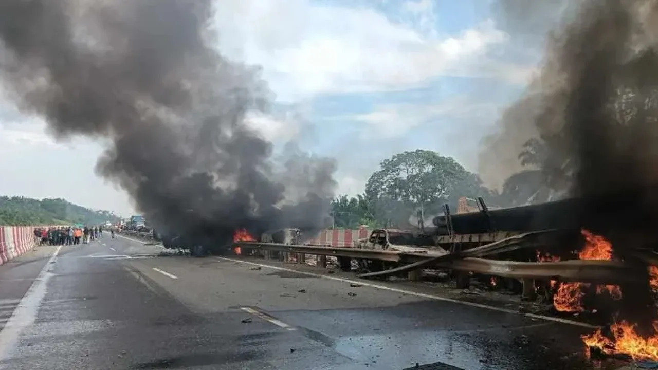 Seorang pemandu treler maut dalam kemalangan melibatkan enam kenderaan di Kilometer 31.9 Lebuhraya PLUS arah selatan selepas kawasan R&R Kulai pada Selasa. - FOTO: Bomba Johor