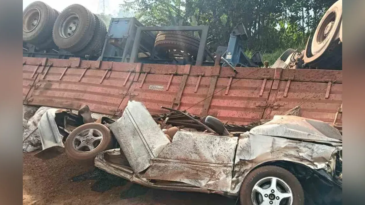 Keadaan kereta dinaiki mangsa selepas dihempap treler terbabas di di Kilometer 43.2 Lebuhraya Kuala Lumpur- Karak (KLK), Bentong pada Ahad. Foto Polis Bentong
