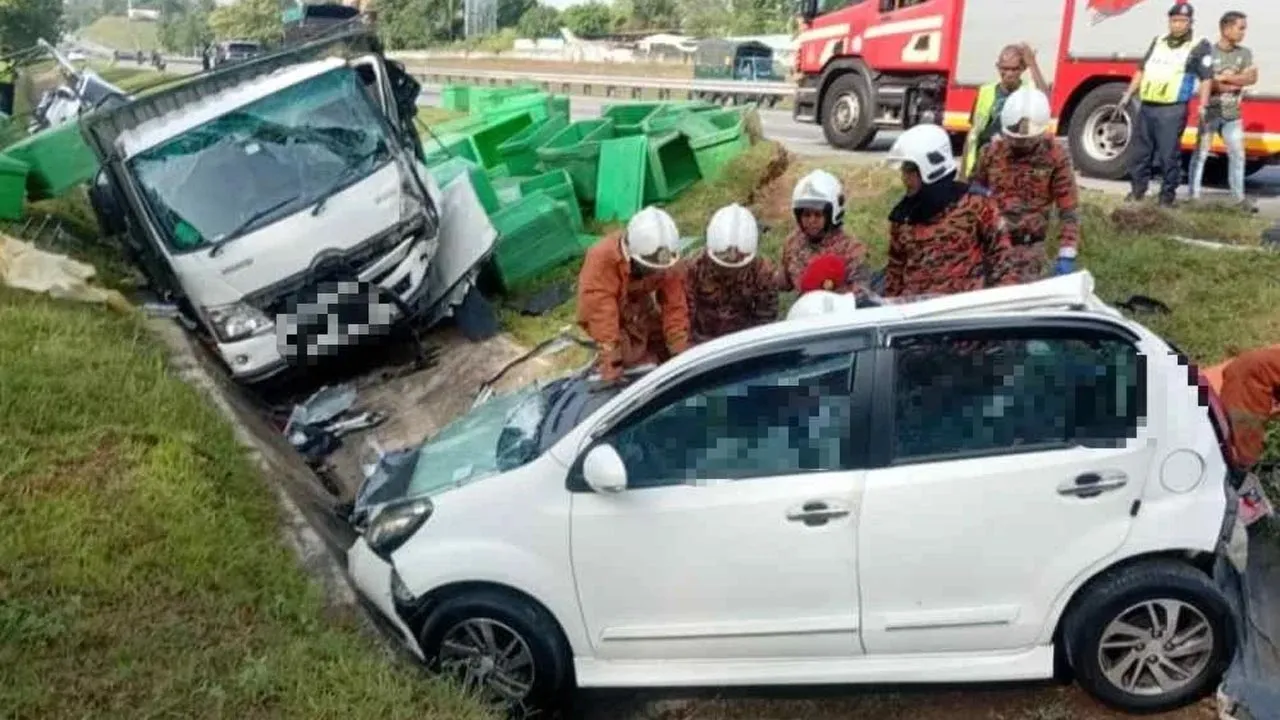 Kemalangan membabitkan tiga kenderaan termasuk dua kereta dan sebuah lori. Foto Bomba