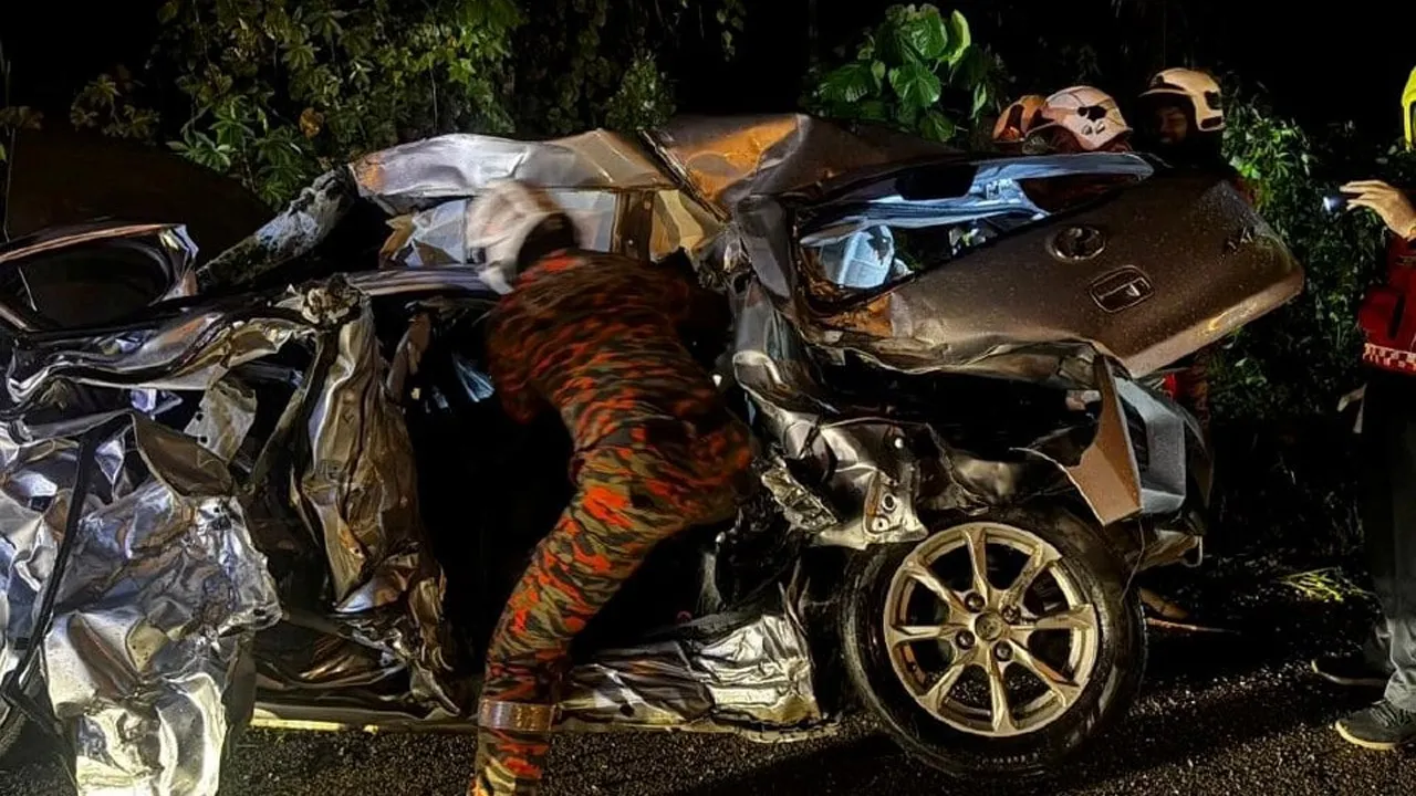 Dua lelaki maut manakala dua lagi cedera selepas kereta dinaiki mereka bertembung dengan sebuah lori tiga tan di Jabatan Pengangkutan Jalan (JPJ) Benta di Kuala Lipis malam ini. - Foto ihsan JBPM