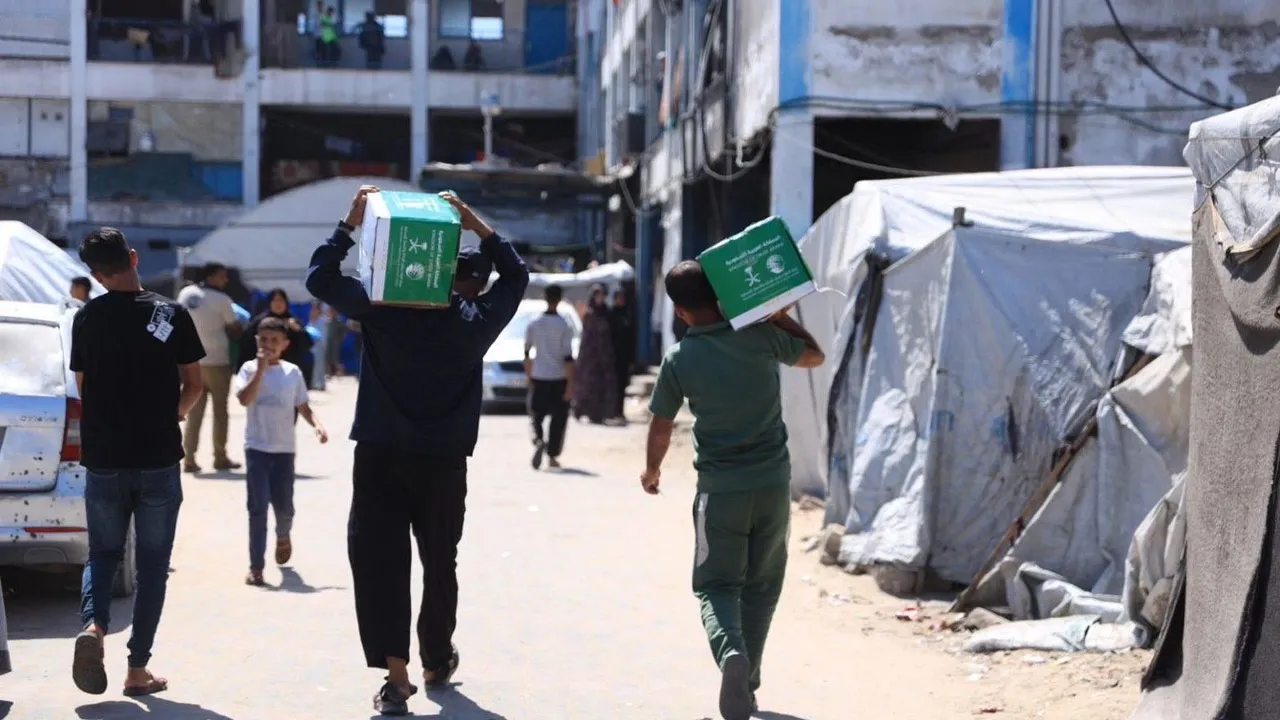 King Salman Humanitarian Aid and Relief Center distributes 793 food baskets in Khan Yunis city in the #Gaza Strip, benefiting 4,758 individuals, as part of the Basket of Goodness project to support food security