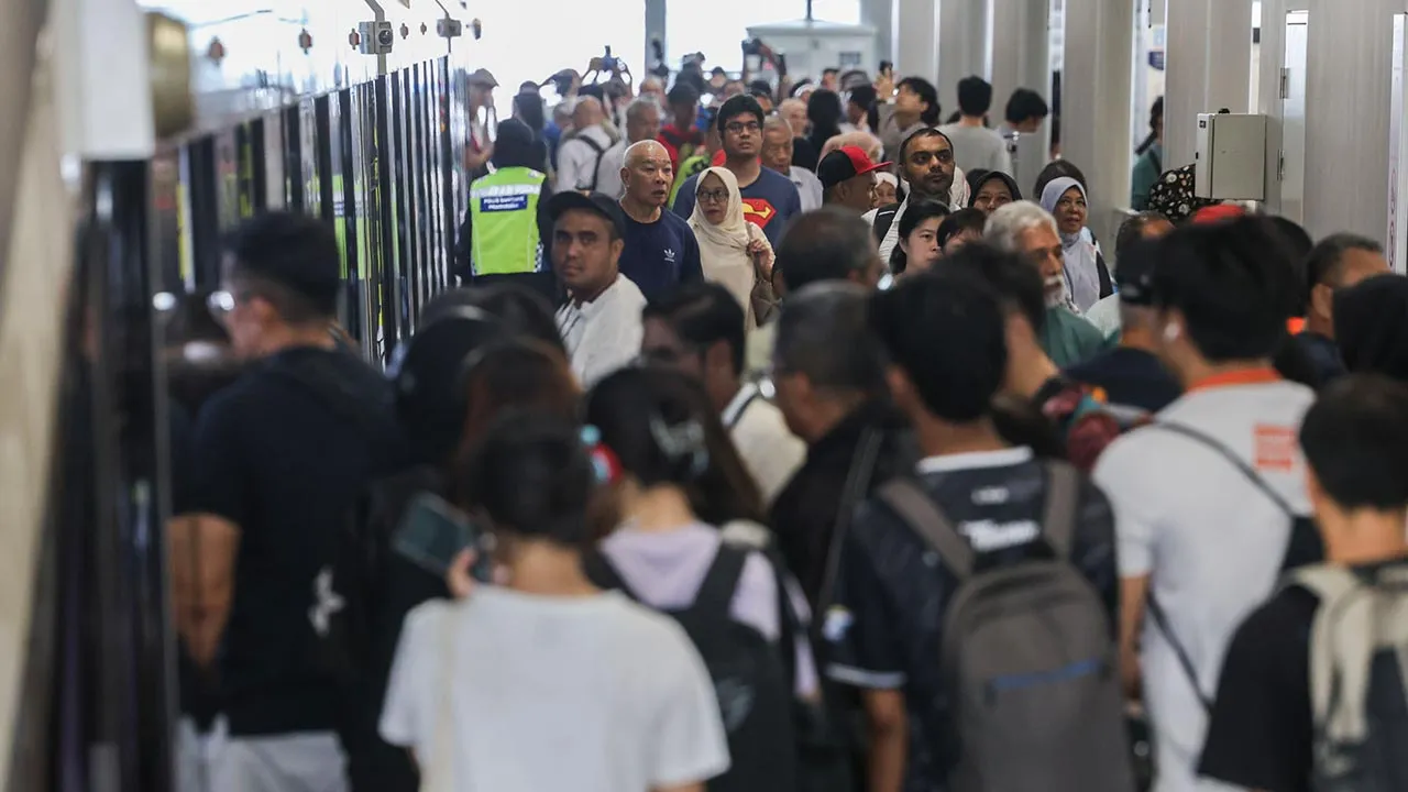 Shah Alam , 29 Jun 2026.Orang ramai mengambil peluang untuk menaiki LRT Laluan Shah Alam pada hari pertama peroperasian di Stesen LRT Bandar Utama.ASTRO AWANI / SHAHIR OMAR