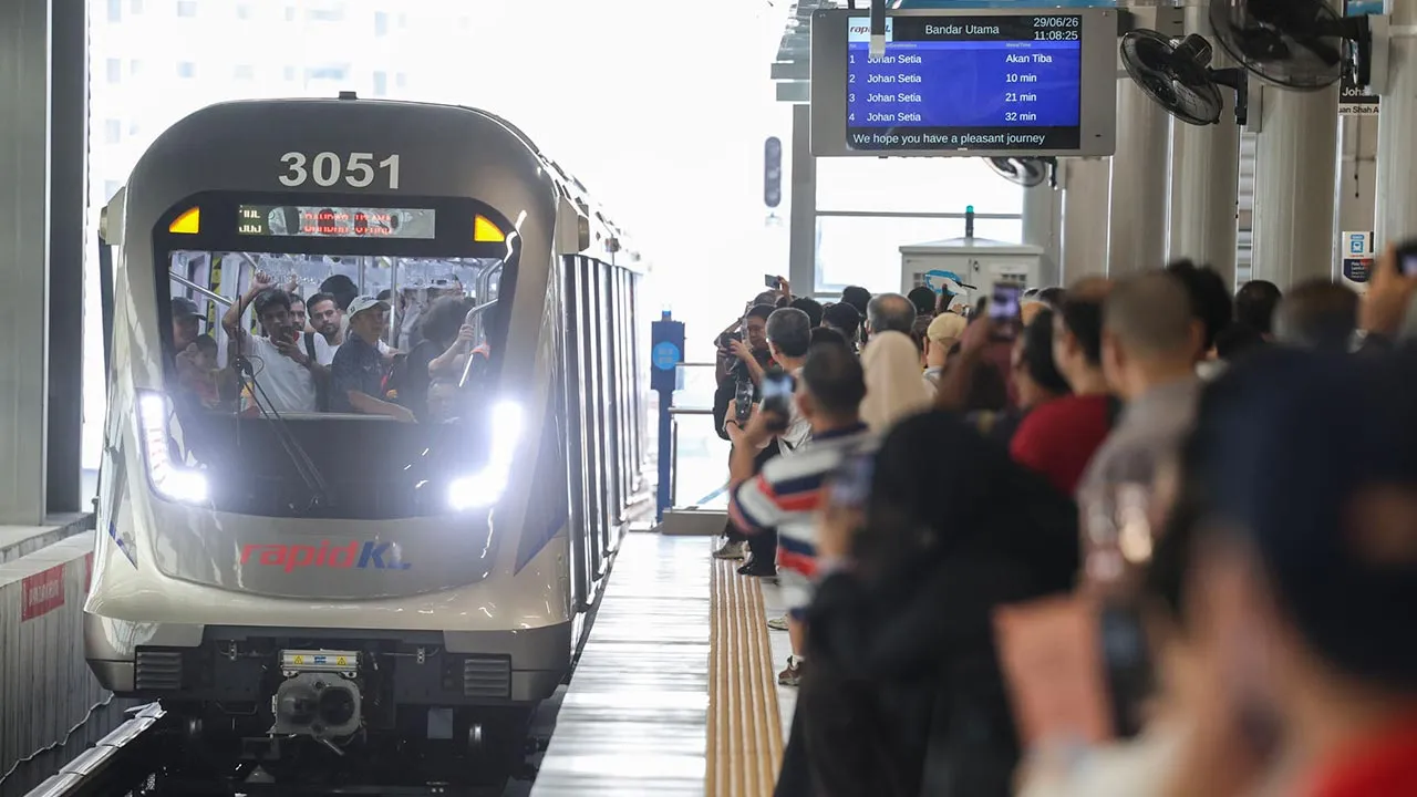 Shah Alam , 29 Jun 2026.Orang ramai mengambil peluang untuk menaiki LRT Laluan Shah Alam pada hari pertama peroperasian di Stesen LRT Bandar Utama.ASTRO AWANI / SHAHIR OMAR