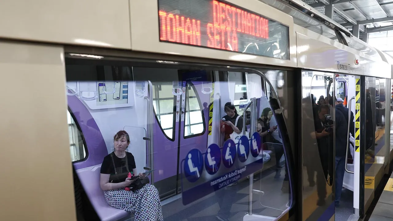Shah Alam , 29 Jun 2026.Orang ramai mengambil peluang untuk menaiki LRT Laluan Shah Alam pada hari pertama peroperasian di Stesen LRT Bandar Utama.ASTRO AWANI / SHAHIR OMAR