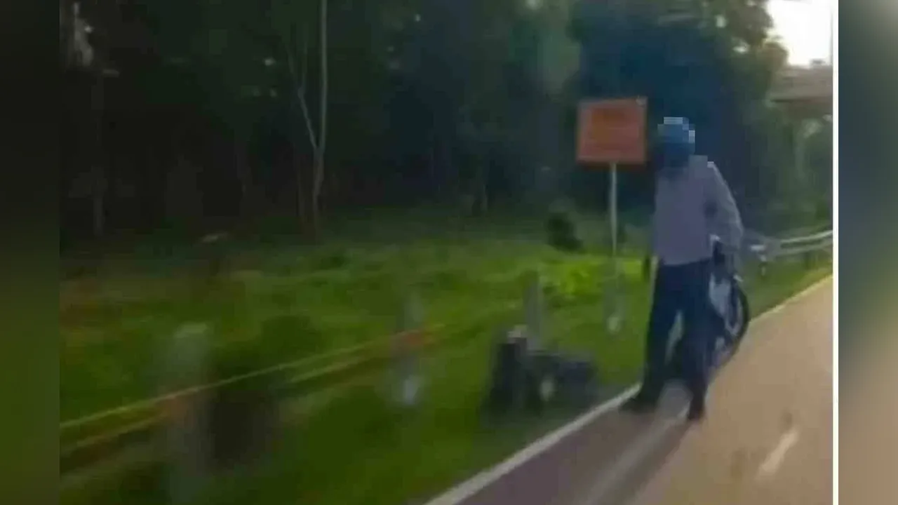 Berang akibat dibunyikan hon, seorang lelaki bertindak menetak seorang penunggang lain menggunakan pisau pemotong daging dalam kejadian di laluan motosikal Lebuh Raya Persekutuan, Seksyen 13 di sini pada Khamis. Foto Tular