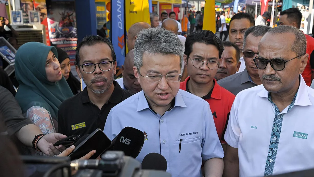 PUCHONG, 21 Jun -- Timbalan Menteri Kewangan Liew Chin Tong (tengah) menjawab pertanyaan media selepas hadir pada Program Mikro Kredit Turun Padang di Pasar Tani Dataran Puchong Permai hari ini.   --fotoBERNAMA (2026) HAK CIPTA TERPELIHARA