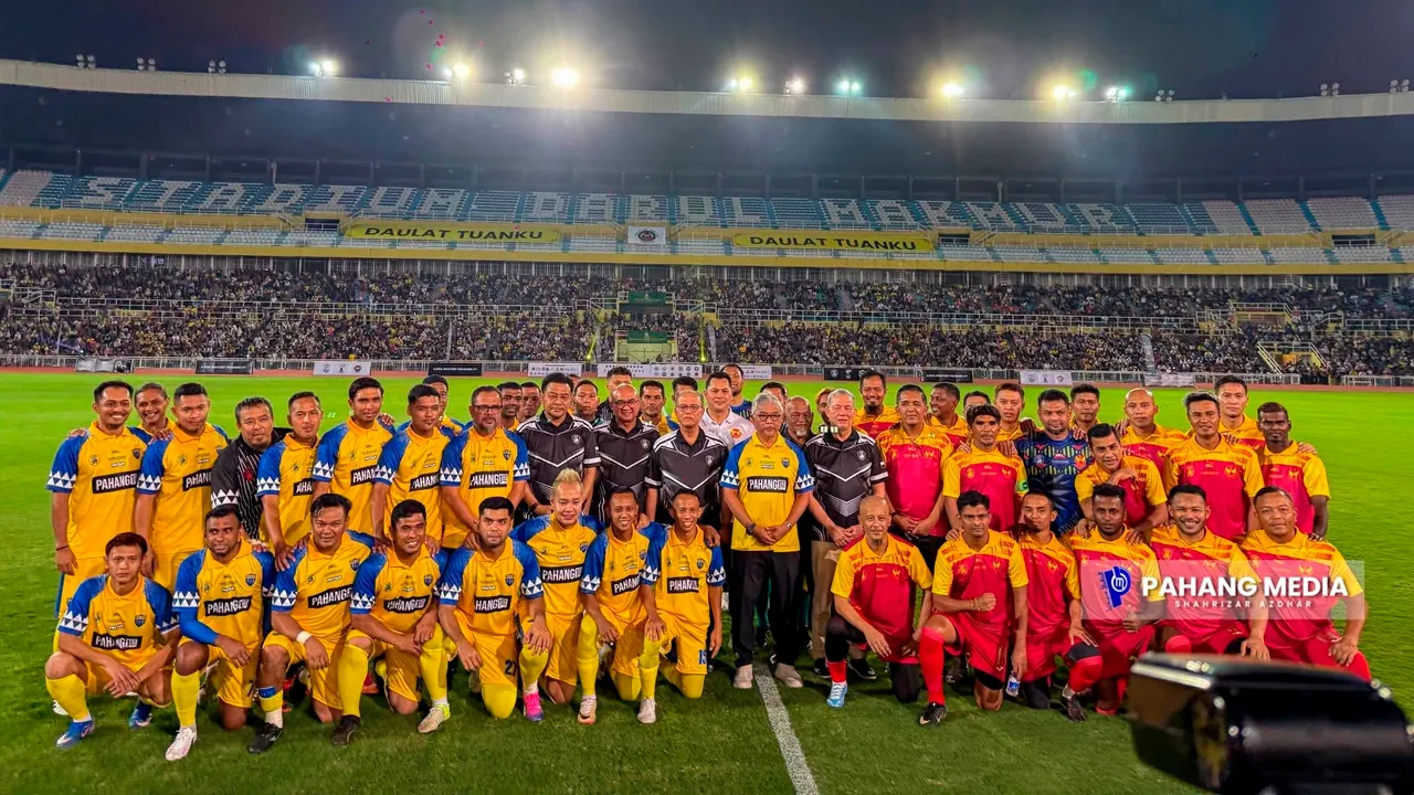 KUANTAN, 07 JUN 2026 : Kebawah Duli Paduka Baginda Sultan Pahang Al-Sultan Abdullah Ri'ayatuddin Al-Mustafa Billah Shah Ibni Almarhum Sultan Haji Ahmad Shah berkenan berangkat ke Majlis Pelancaran Liga Bola Sepak Rakyat Pahang 1st Sempena Merebut Piala Al-Sultan Abdullah 2026 serta menyaksikan perlawanan pembukaan antara Pilihan Pahang menentang Pilihan Selangor di Stadium Darul Makmur, di sini malam tadi.- PAHANGMEDIA