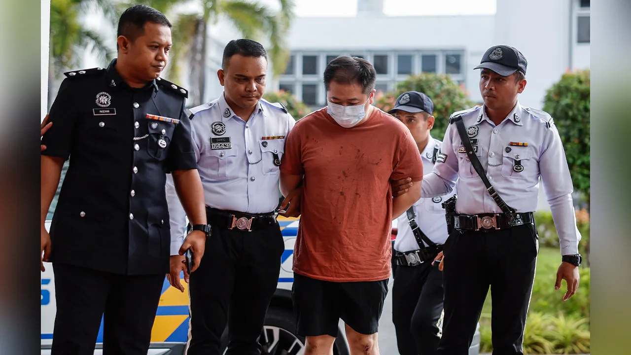 KLANG, 18 Mei -- Pembantu perancang acara sambilan Low Kean Peng mengaku tidak bersalah di Mahkamah Majistret di sini hari ini atas pertuduhan memandu di bawah pengaruh alkohol sehingga menyebabkan seorang penghantar p-panggilan cedera parah, minggu lepas.  Low, 35, didakwa memandu sebuah kenderaan dengan kadar alkohol sebanyak 196 miligram (mg) dalam 100 mililiter (ml) darah sehingga menyebabkan kecederaan parah terhadap mangsa, penunggang motosikal Zulfiqar Zamir Amirul Nizam, 27, di Persiaran Kota di sin