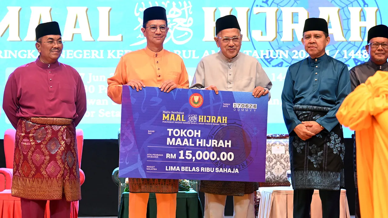 ALOR SETAR, 17 Jun -- Raja Muda Kedah, Tengku Sarafudin Badlishah Sultan Sallehuddin berkenan menyampaikan Tokoh Maal Hijrah Negeri Kedah kepada kepada pakar motivasi pendidikan Dr Shukri Abdullah (tiga, kiri) pada Majlis Sambutan Maal Hijrah 1448H/2026M Peringkat Negeri Kedah di Wisma Darul Aman, di sini hari ini.  -- fotoBERNAMA (2026) HAK CIPTA TERPELIHARA