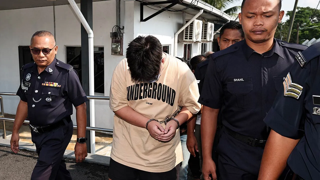 Caption KLUANG, 5 Jun -- Pemandu lelaki berusia 19 tahun yang terlibat dalam kemalangan mengorbankan lima nyawa di Jalan Renggam–Simpang Renggam pada Isnin lepas, direman semula hari ini untuk siasatan di bawah Seksyen 302 Kanun Keseksaan kerana membunuh.  Remaja terbabit direman selama empat hari hingga Isnin depan selepas perintah tahanan reman dikeluarkan oleh Hakim Mujib Saroji di Mahkamah Sesyen Kluang, di sini pagi ini.  --fotoBERNAMA (2026) HAK CIPTA TERPELIHARA