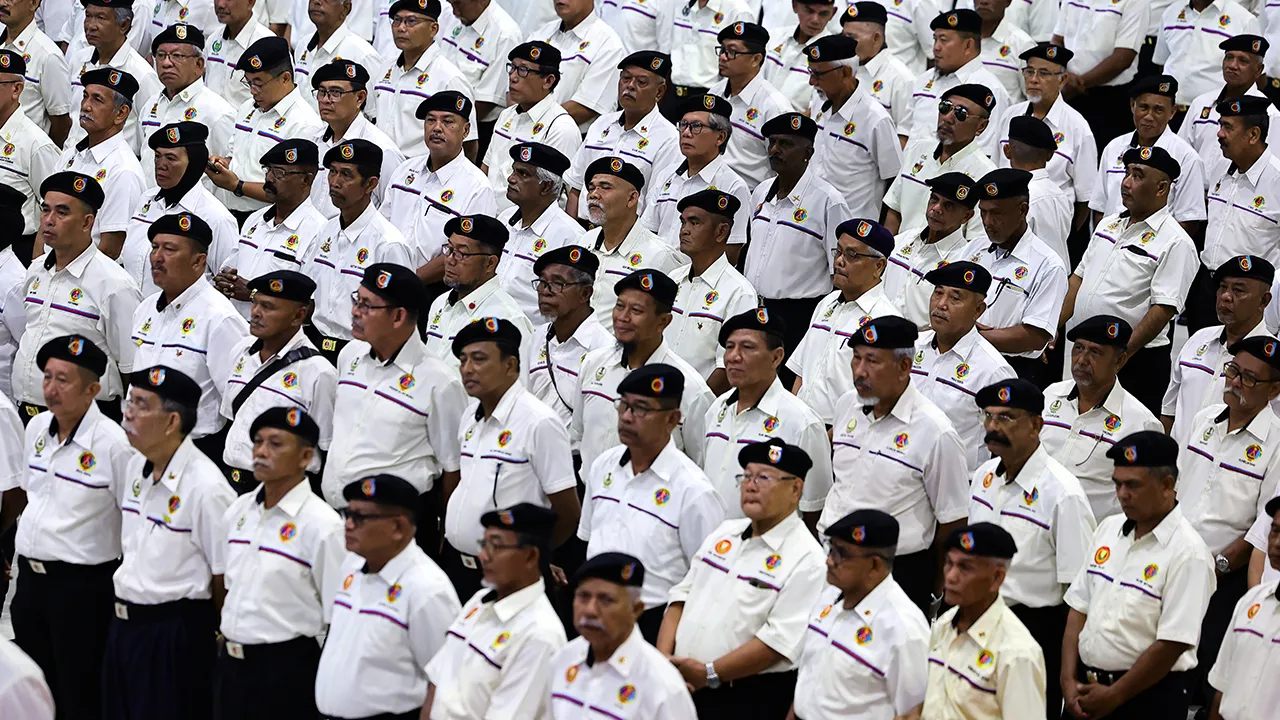 SEREMBAN, 16 Jun -- Barisan ahli Persatuan Veteran Angkatan Tentera Malaysia (PVATM) hadir pada Majlis Perasmian Sambutan Hari Ulang Tahun ke-103 Persatuan Veteran Angkatan Tentera Malaysia (PVATM) dan Perhimpunan Agung PVATM ke-99 di Dewan Majlis Bandaran Seremban hari ini.  --fotoBERNAMA (2025) HAK CIPTA TERPELIHARA