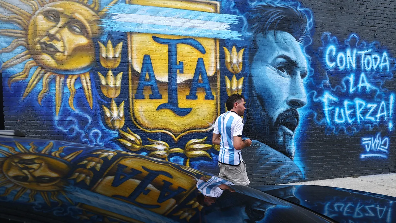 Soccer Football - FIFA World Cup 2026 - Lionel Messi Mural - Deep Ellum district, Dallas, Texas, U.S. - June 24, 2026 General view of a fan walking past a mural of Argentina's Lionel Messi REUTERS/Kai Pfaffenbach