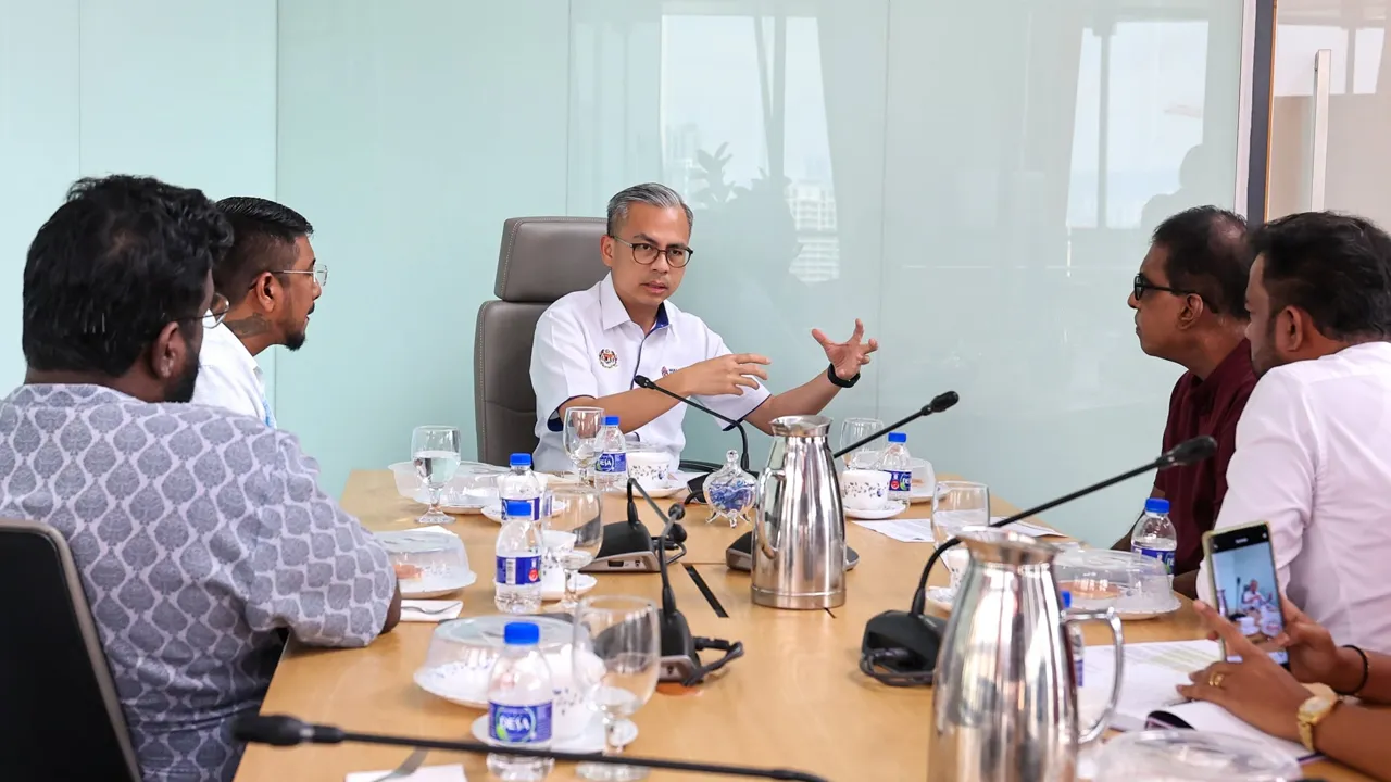Bertemu wakil Malaysian Indian Recording Artist Association (MINDRAA) di Angkasapuri bagi membincangkan soal pemerkasaan muzik tempatan, khususnya ruang dan sokongan yang perlu terus diperkukuh di stesen-stesen radio.