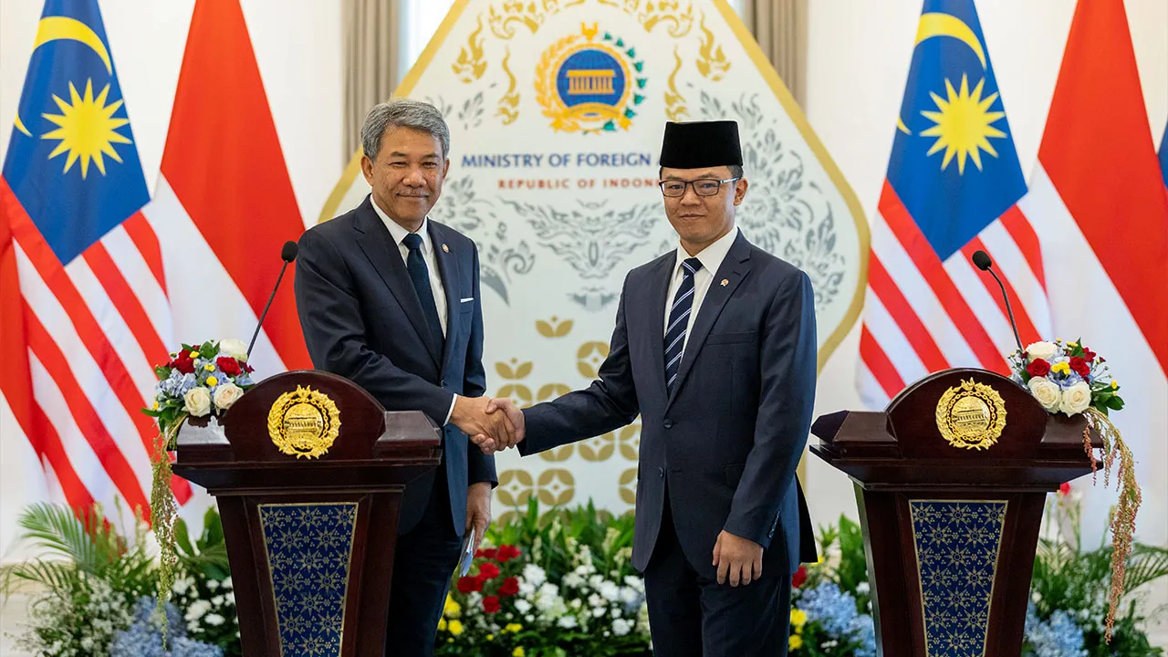 JAKARTA, 4 Jun -- Menteri Luar, Datuk Seri Mohamad Hasan (kiri), bersama rakan sejawatnya dari Indonesia, Sugiono (kanan), mengadakan sidang media bersama selepas Mesyuarat Suruhanjaya Bersama Kerjasama Dua Hala Malaysia–Indonesia (JCBC) Ke-17 yang berlangsung di sini pada Khamis._BERNAMA