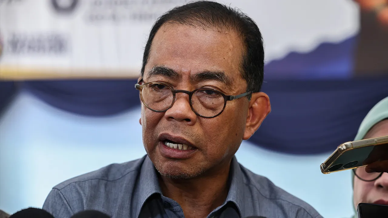 KOTA TINGGI, 13 Jun -- Menteri Pertahanan, Datuk Seri Mohamed Khaled Nordin bercakap kepada pemberita selepas hadir Program Jiwa Murni (PJM) MADANI KEMENTAH di Sekolah Kebangsaan Johor Kampong hari ini._BERNAMA