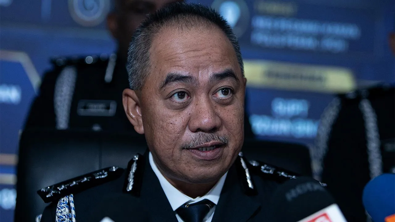 IPOH, 12 Jun -- Ketua Polis Perak Datuk Mohd Alwi Zainal Abidin bercakap ketika sidang media selepas Majlis Serah Tugas Ketua Jabatan Siasatan Jenayah Komersil Perak di Mes Pegawai Kanan Polis Perak hari ini.  --fotoBERNAMA (2026) HAK CIPTA TERPELIHARA