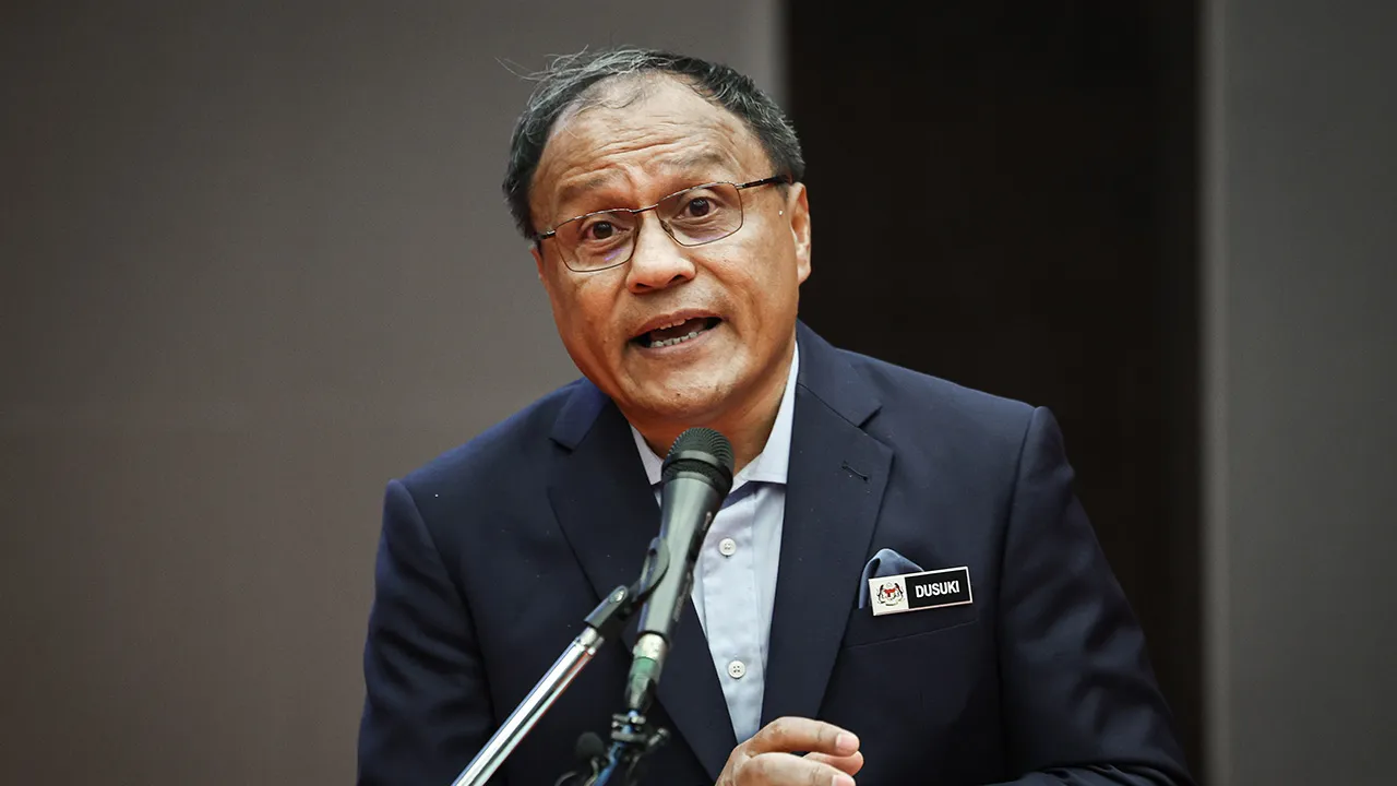 KUALA LUMPUR, 23 Feb -- Peguam Negara, Tan Sri Mohd Dusuki Mokhtar memberi penerangan pada sesi taklimat YB Menteri di Jabatan Perdana Menteri (Undang-undang dan Reformasi Institusi) mengenai Rang Undang-undang Perlembagaan (Pindaan) 2026 : Cadangan Pengasingan Peranan Peguam Negara dan Pendakwa Raya serta Cadangan Pengehadan Tempoh Jawatan Perdana Menteri di Parlimen Malaysia hari ini.  --fotoBERNAMA (2026) HAK CIPTA TERPELIHARA