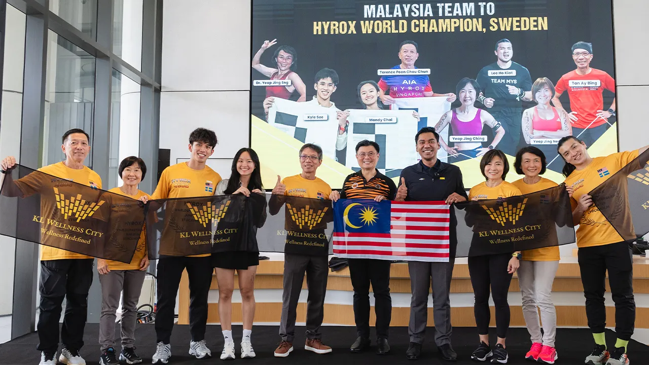 KUALA LUMPUR, 10 Jun -- Timbalan Menteri Belia dan Sukan Mordi Bimol (empat, kanan) bergambar bersama atlet negara yang menyertai Kejohanan Dunia HYROX pada Majlis Pelepasan Atlet Pasukan Malaysia ke Kejohanan Dunia HYROX di Stockholm, Sweden serta Triatlon Challenge Roth di Jerman, hari ini.Turut sama, Pengarah Eksekutif, Penjenamaan, Jualan dan Pemasaran KL Wellness City Datuk Seri Dr Vincent Tiew (lima, kanan).  --fotoBERNAMA (2026) HAK CIPTA TERPELIHARA