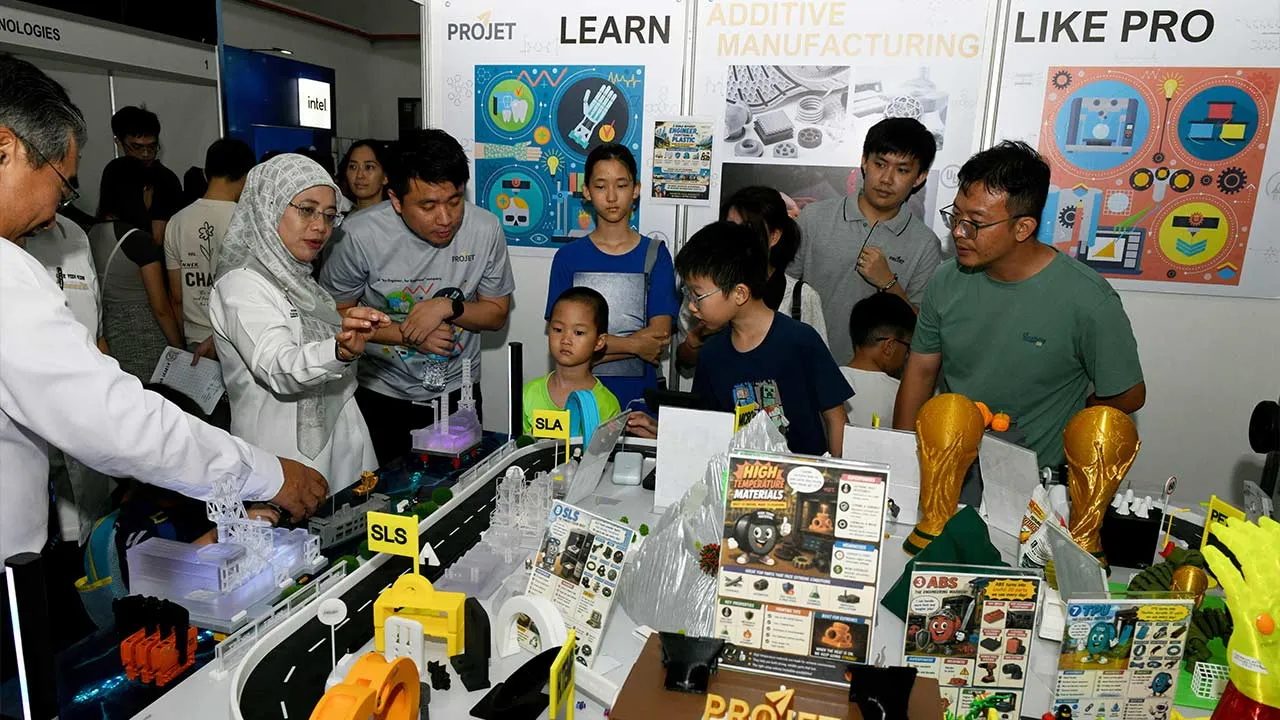 NIBONG TEBAL, 27 Jun -- Timbalan Ketua Setiausaha (Perancangan dan Pembudayaan Sains) Kementerian Sains, Teknologi dan Inovasi (MOSTI) Datuk Ruziah Shafie (dua, kiri) melawat reruai pameran pada Majis Peluncuran STEM Showcase bersempena Minggu Sains Negara (MSN) 2026 Zon Utara di SMJK Jit Sin II hari ini.  --fotoBERNAMA (2026) HAK CIPTA TERPELIHARA