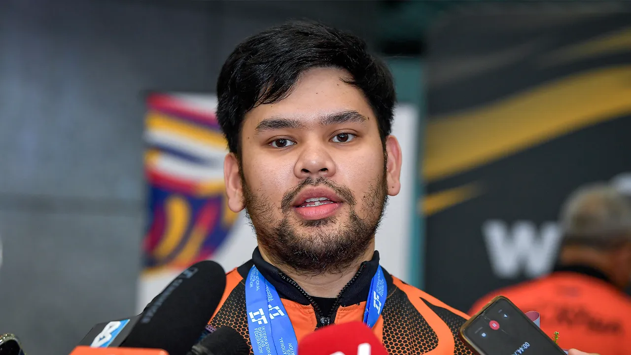 SEPANG, 15 Jan -- Skuad boling Lelaki Muhammad Rafiq Ismail ketika ditemui media di Lapangan Terbang Antarabangsa Kuala Lumpur (KLIA) selepas skuad boling negara membawa pulang dua pingat Emas dan dua pingat perak pada Kejohanan Piala Dunia 2025 di Kowloon, Hong Kong.  Dua pingat Emas itu diperolehi menerusi kejayaan atlet Wanita, Natasha Mohamed Roslan dan skuad boling Lelaki yang dibarisi oleh Timmy Tan, Ahmad Muaz Mohd Fishol, Muhammad Rafiq Ismail dan Tun Hakim Tun Hasnul Azam.  -- fotoBERNAMA (2025) HA