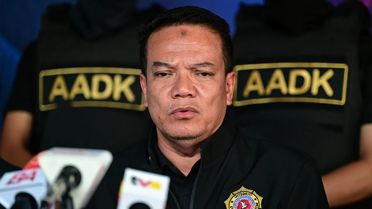 DUNGUN, 5 Jun -- Pengarah Bahagian Penguatkuasaan dan Keselamatan Agensi Anti Dadah Kebangsaan (AADK), Mahadzir Elias bercakap kepada media dalam Operasi Perdana AADK negeri Terengganu di Pusat Integrasi Klien hari ini.  Seramai 196 penagih dadah termasuk tiga wanita ditahan dalam operasi ini bermula Rabu lepas hingga hari ini.  --fotoBERNAMA (2026) HAK CIPTA TERPELIHARA