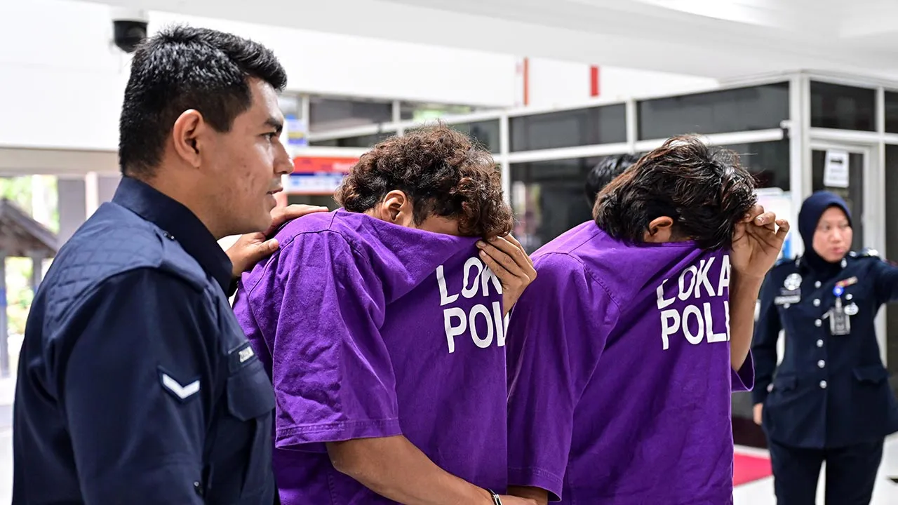 KUALA TERENGGANU, 10 Jun -- Dua lelaki tempatan direman tujuh hari bermula hari ini sehingga Selasa depan, bagi membantu siasatan kes pukul seorang warga asing dan merosakkan harta benda di sebuah kedai runcit di daerah Marang, semalam.  Perintah reman terhadap kedua-dua suspek berusia lingkungan 20-an itu dikeluarkan Majistret Sharifah Amirda Shasha Amir Shariffuddin, di Mahkamah Majistret Kuala Terengganu di sini.  Ketua Polis Terengganu Datuk Mohd Khairi Khairuddin dalam kenyataan hari ini berkata kejadi