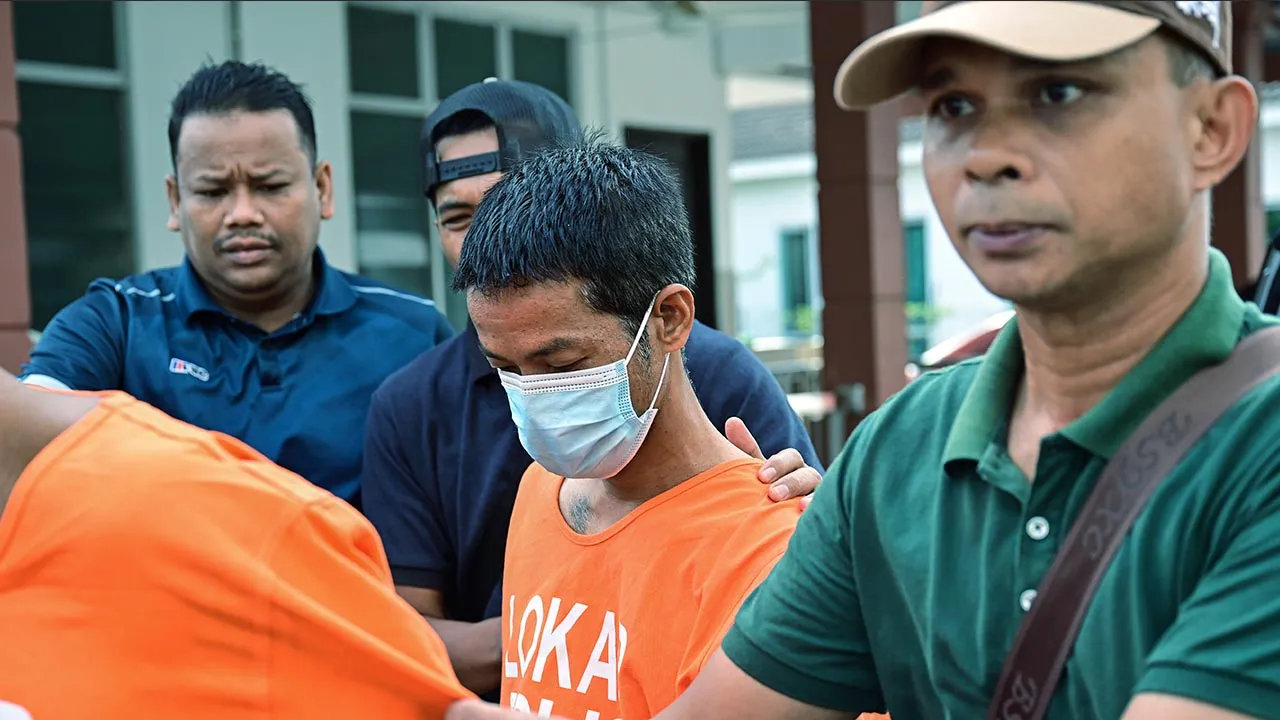 SETIU, 3 Jun -- Seorang guru, Darusalam Ab Rahman, 42, mengaku tidak bersalah di Mahkamah Sesyen di sini hari ini atas tujuh pertuduhan amang seksual fizikal terhadap dua pelajar lelaki, bulan lepas.  Hakim Ahmad Fadhli Mahmud membenarkan tertuduh diikat jamin RM22,000 bagi kesemua pertuduhan dengan seorang penjamin, selain syarat tambahan perlu melapor diri di balai polis berhampiran sebulan sekali dan dilarang mengganggu saksi pendakwaan.  Mahkamah menetapkan 6 Julai depan sebagai tarikh sebutan dan serah