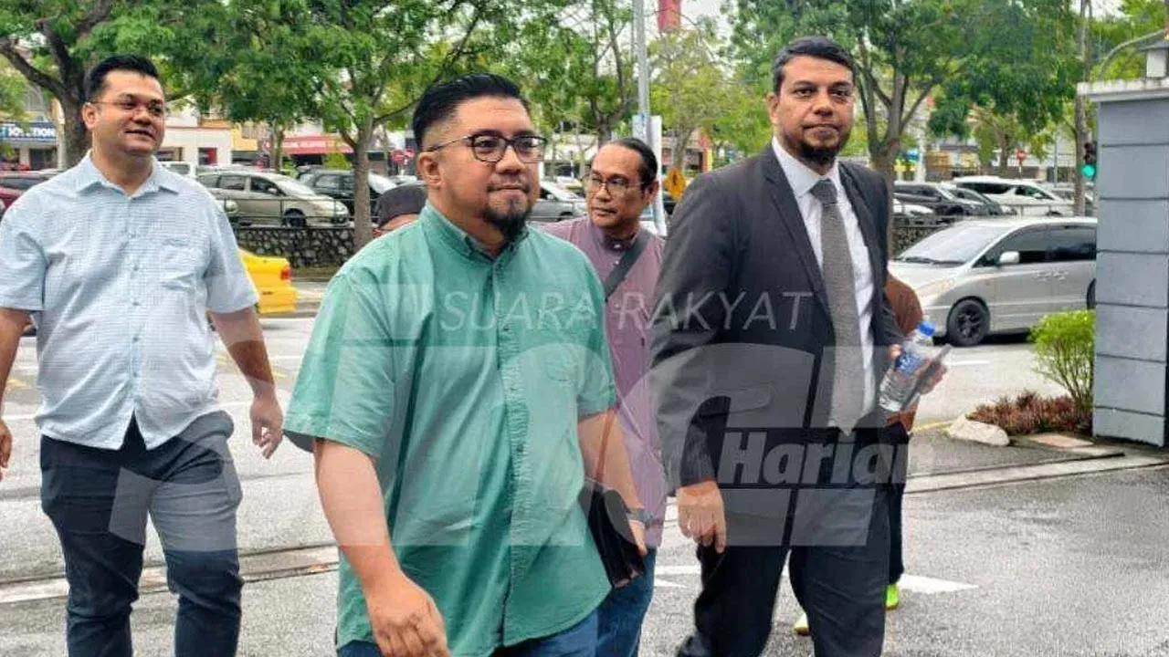 Chegubard (depan, kiri) mengaku tidak bersalah di Mahkamah Sesyen Seremban pada Khamis. -- SINAR HARIAN