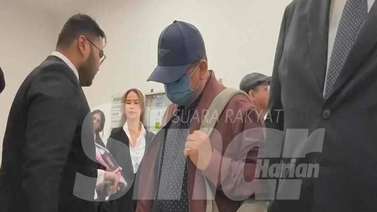 Fakhrudin memakai jaket berwarna coklat dan mengenakan topi, hadir ke Mahkamah Sesyen Shah Alam pada Selasa. -- SINAR HARIAN