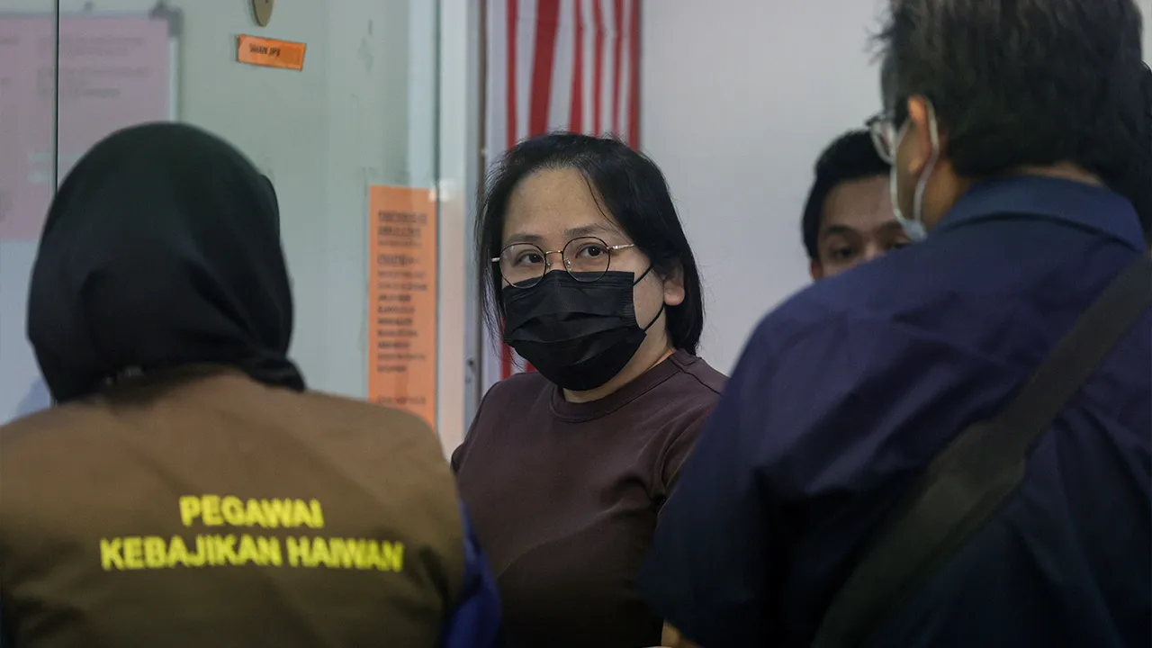 PETALING JAYA, 26 Jun -- Juruukur sambilan Lee Reo Jin, 49, (dua, kiri) mengaku tidak bersalah di Mahkamah Sesyen hari ini atas pertuduhan meninggalkan 36 ekor kucing hidup hingga mengalami kebuluran dan menyebabkan kematian 41 ekor kucing pada Mac lepas._BERNAMA