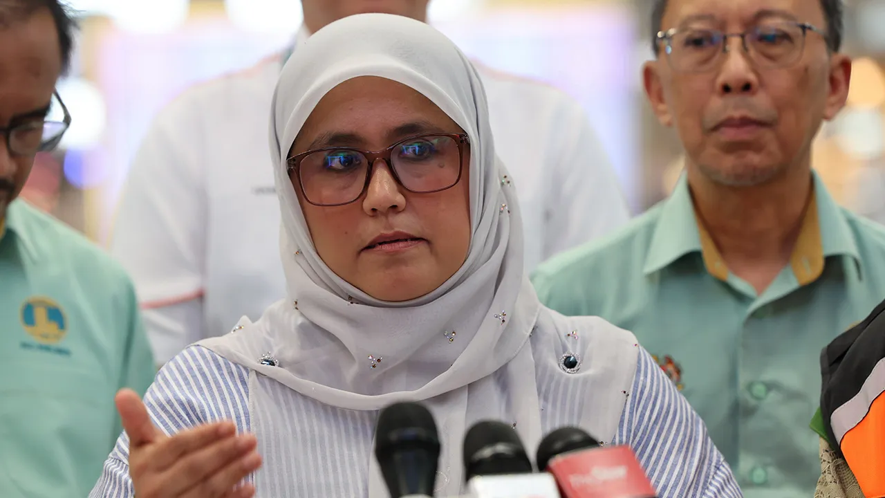 SEPANG, 11 Jun -- Pengerusi Jawatankuasa Kira-Kira Wang Negara (PAC) Datuk Mas Ermieyati Samsudin ketika sidang media selepas lawatan kerja PAC berhubung pengurusan lapangan terbang awam di Lapangan Terbang Antarabangsa Kuala Lumpur (KLIA) Terminal 1 hari ini.  --fotoBERNAMA 