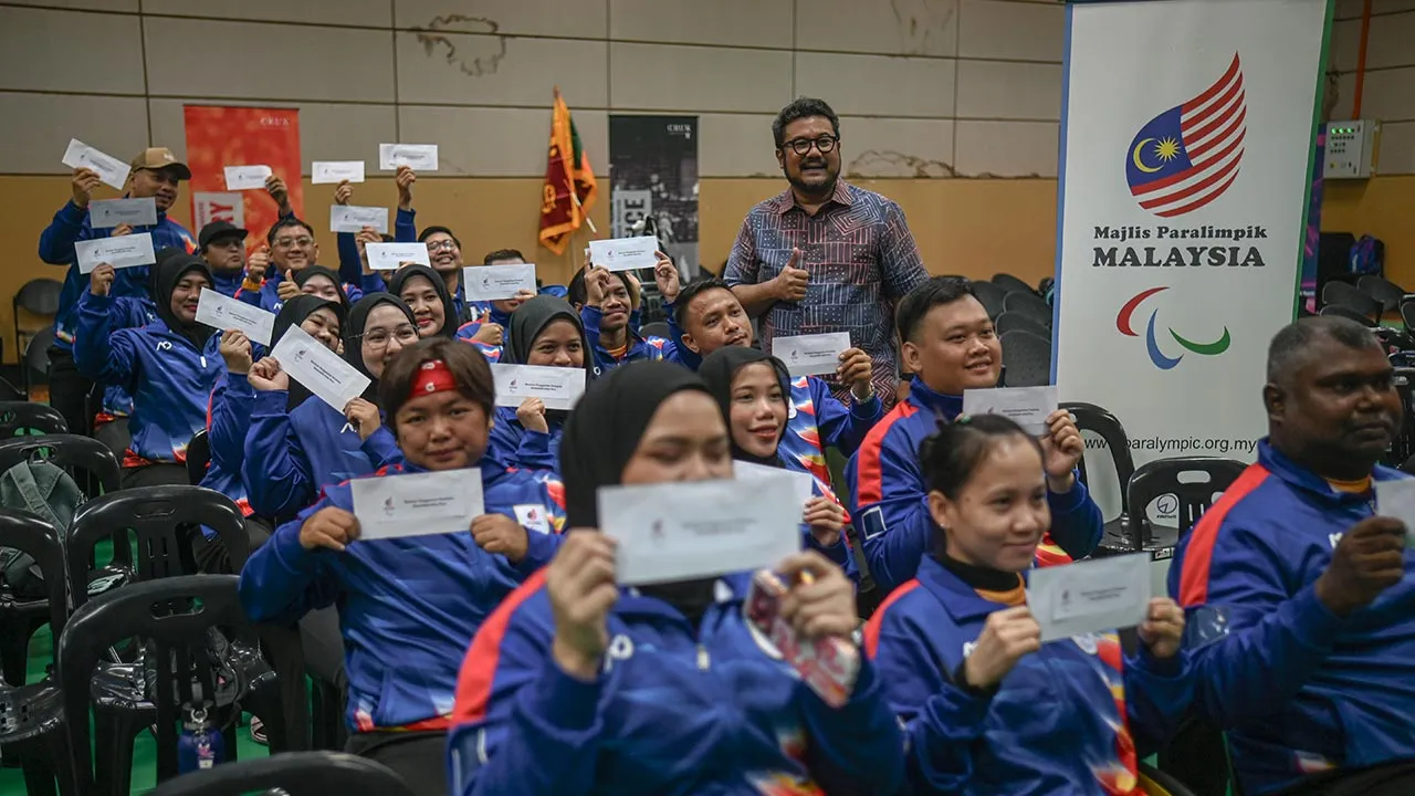 KUALA LUMPUR, 3 Jun -- Presiden Majlis Paralimpik Malaysia, Datuk Seri Megat D. Shahriman Datuk Zaharudin bergambar bersama pasukan Malaysia selepas Majlis Pembukaan Rasmi Kejohanan Para Throwball Asia Kali Kedua 2026 di Pusat Kecemerlangan Sukan Paralimpik Kampung Pandan hari ini.  -- fotoBERNAMA (2026) HAK CIPTA TERPELIHARA