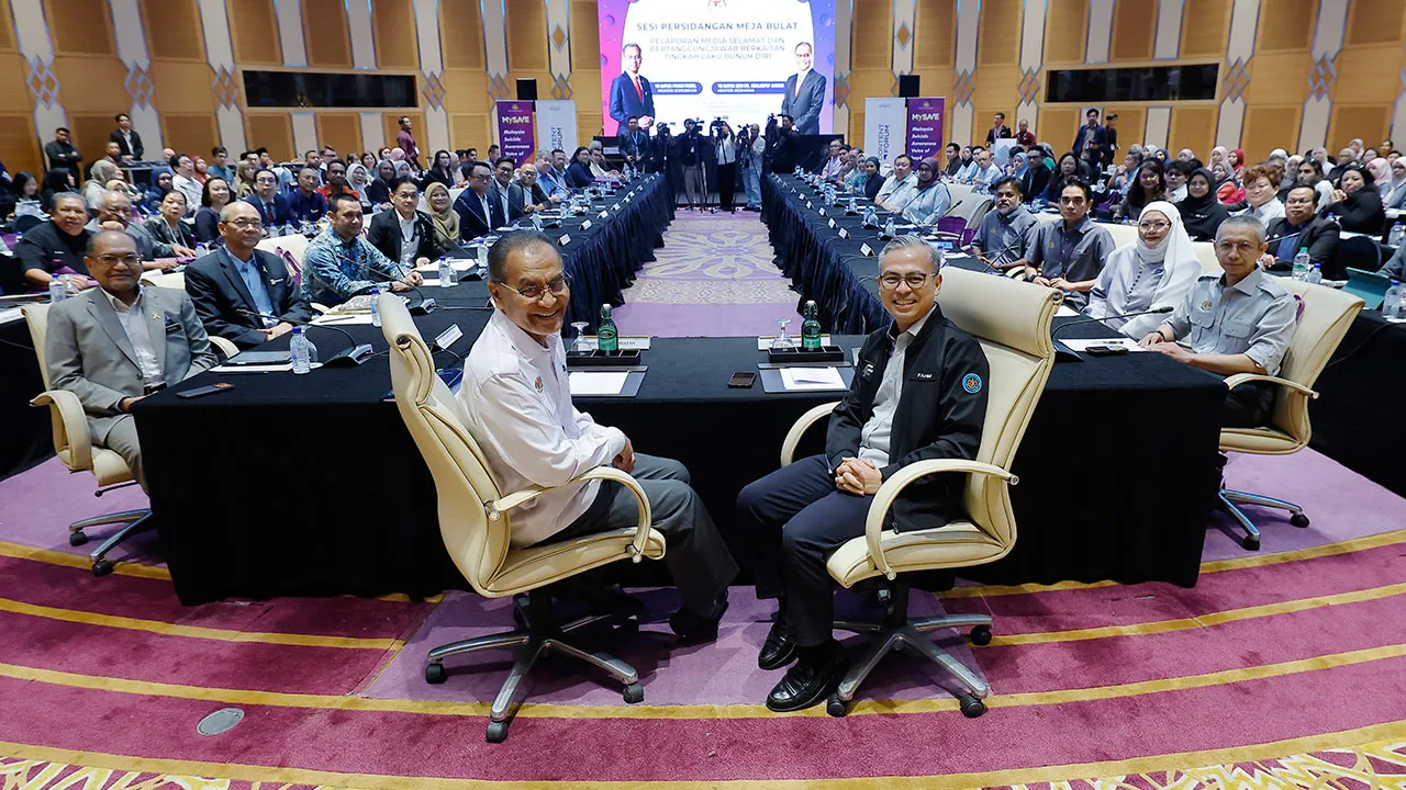 PUTRAJAYA, 8 Jun -- Menteri Kesihatan Datuk Seri Dr. Dzulkefly Ahmad dan Menteri Komunikasi Datuk Fahmi Fadzil hadir ke Sesi Persidangan Meja Bulat Pelaporan Media Selamat dan Bertanggungjawab Mengenai Tingkah Laku Bunuh Diri di Pusat Konvensyen Antarabangsa Putrajaya (PICC) hari ini.  Turut hadir, Ketua Pengarang Pertubuhan Berita Nasional Malaysia (Bernama) Arul Rajoo Durar Raj.  --fotoBERNAMA