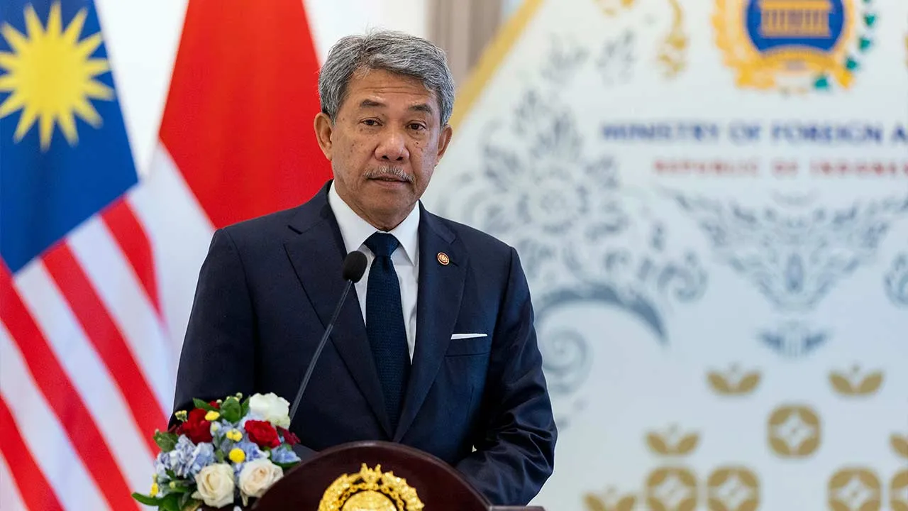 JAKARTA, 4 Jun -- Menteri Luar, Datuk Seri Mohamad Hasan, mengadakan sidang media bersama selepas Mesyuarat Suruhanjaya Bersama Kerjasama Dua Hala Malaysia–Indonesia (JCBC) Ke-17 yang berlangsung di sini pada Khamis.   --fotoBERNAMA (2026) HAK CIPTA TERPELIHARA  JAKARTA, June 4 — Foreign Minister Datuk Seri Mohamad Hasan holds a joint press conference following the 17th Malaysia–Indonesia Joint Commission for Bilateral Cooperation (JCBC) meeting here on Thursday.  --fotoBERNAMA (2026) COPYRIGHT RESERVED