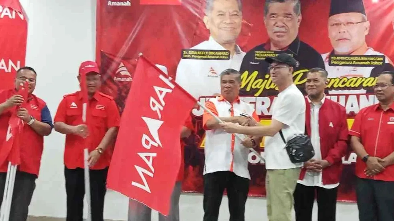 Mohamad Sabu (tiga dari kanan) menyerahkan bendera PH kepada wakil parti di setiap DUN yang ditandingi pada Majlis Pelancaran Jentera Pilihan Raya Amanah Johor Zon Selatan di Taman Universiti. -- SINAR HARIAN