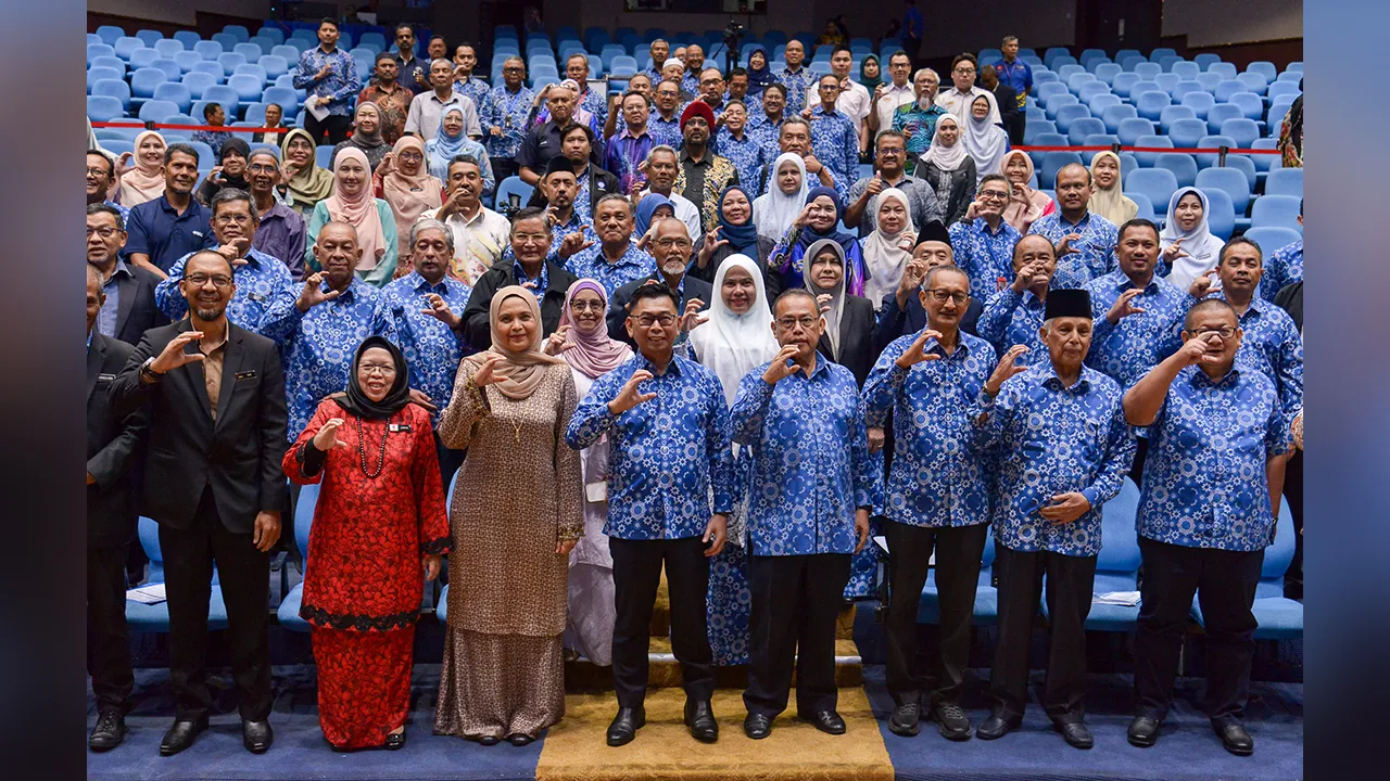 PETALING JAYA, 11 Jun -- Timbalan Menteri Pembangunan Usahawan dan Koperasi Datuk Mohamad Alamin (empat,kiri) bersama Presiden ANGKASA Datuk Seri Dr Abdul Fattah Abdullah (empat,kanan) bersama para peserta dan kakitangan Angkasa selepas penutup Konvensyen Konsultansi Belanjawan Koperasi Malaysia 2027 di Auditorium Angkasa hari ini. --fotoBERNAMA 