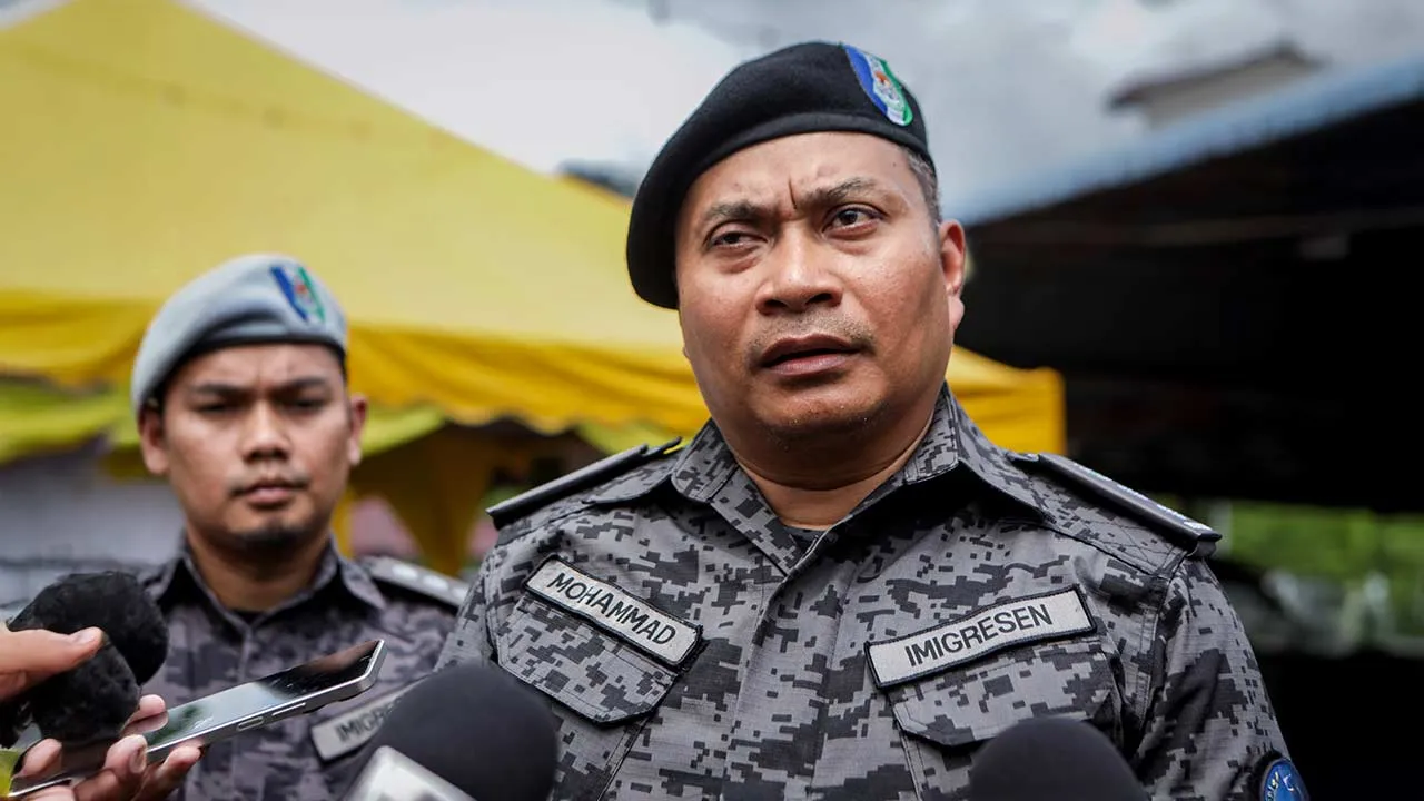 PADANG BESAR, 29 Mei -- Pengarah Jabatan Imigresen Malaysia (JIM) Negeri Perlis Mohammad A’sim Md Ali ketika sidang media pada Program Tanggungjawab Sosial Korporat JIM Negeri Perlis di Masjid Nurul Husna Wang Kelian, di sini hari ini.  Program berkenaan dianjurkan sebagai usaha mendekati masyarakat setempat selain menyantuni golongan memerlukan menerusi penyampaian sumbangan kepada asnaf di kawasan berkenaan.  --fotoBERNAMA (2026) HAK CIPTA TERPELIHARA
