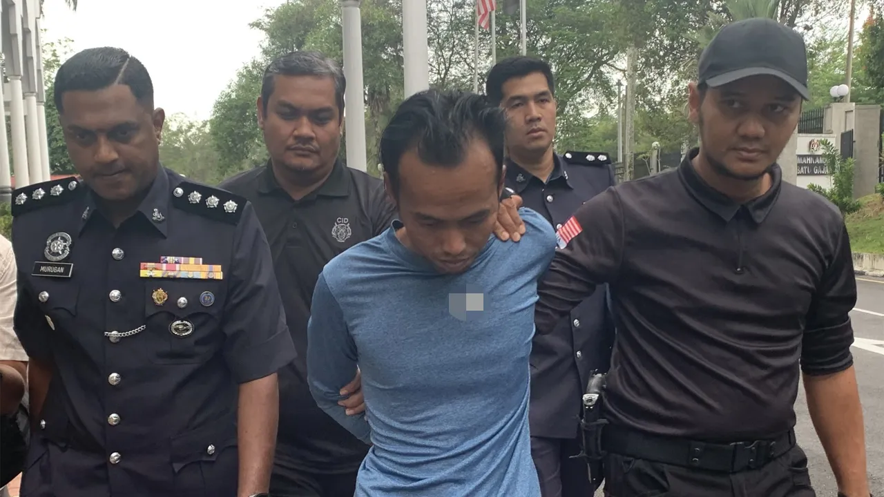 Tertuduh, Mohammad Farizzal Fazly dibawa ke Mahkamah Majistrer Batu Gajah, hari ini. Sumber: Astro AWANI