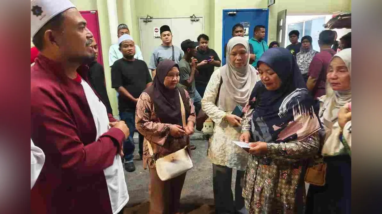 Manndzri berkesempatan menghulurkan sumbangan buat keluarga Allahyarham Mohd Aiman ketika berada di pekarangan Jabatan Forensik Hospital Enche' Besar Hajjah Khalsom malam tadi.