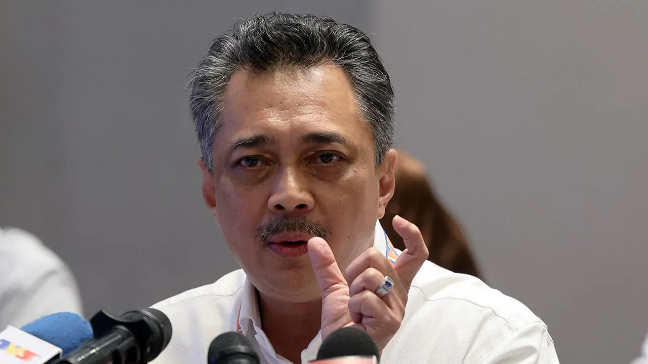 SEPANG, 14 Nov -- Pengarah Urusan Malaysia Airports Datuk Mohd Izani Ghani pada Sesi Taklimat Media mengenai Pelan Komprehensif bagi perkhidmatan Aerotrain KLIA hari ini.  --fotoBERNAMA (2025) HAK CIPTA TERPELIHARA
