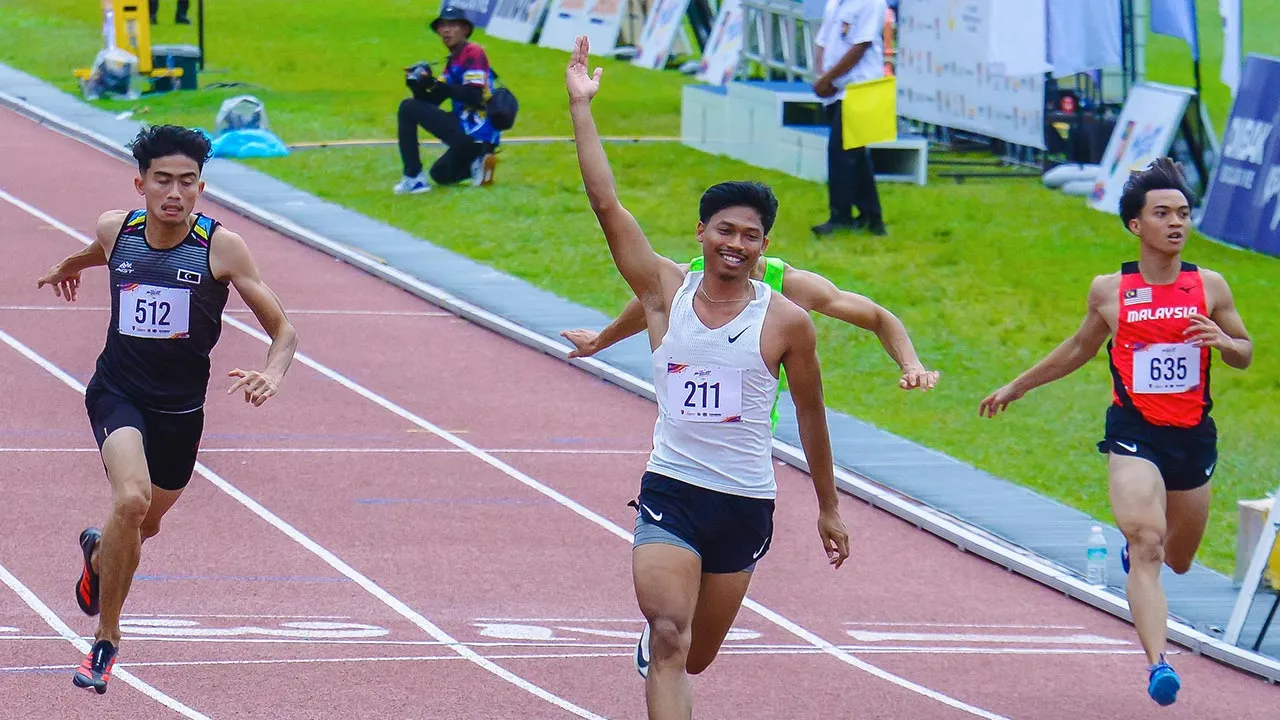 SERDANG, 19 Jun -- Atlet Perak, Muhammad Azeem Mohd Fahmi muncul juara acara 100m lelaki akhir pada Kejohanan Olahraga Terbuka Malaysia 2026 di Stadium Universiti Putra Malaysia (UPM) hari ini.  --fotoBERNAMA (2026) HAK CIPTA TERPELIHARA