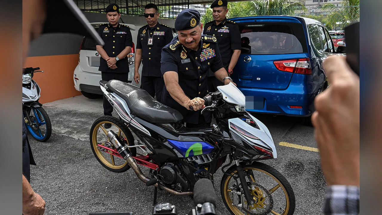 KUALA LUMPUR, 10 Jun -- Pengarah Kanan Penguat Kuasa di Jabatan Pengangkutan Jalan (JPJ) Malaysia Datuk Muhammad Kifli Ma Hassan (tengah) melihat motosikal yang telah disita ketika sidang media Ops Motosikal (EXTREME) di Dewan Meranti JPJ Wilayah Persekutuan Kuala Lumpur hari ini.  Operasi tersebut dilaksanakan Jabatan Pengangkutan Jalan (JPJ) bertujuan membanteras pengubahsuaian haram serta kesalahan teknikal melampau melibatkan motosikal. Penguatkuasaan termasuk penyitaan kenderaan dan pendakwaan di mahka