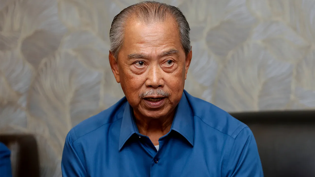 KOTA KINABALU, 11 Nov -- Pengerusi Perikatan Nasional (PN) Tan Sri Muhyiddin Yassin pada sidang media selepas majlis pengumuman calon PN sempena Pilihan Raya Negeri Sabah (PRN) ke-17 di Pusat Teknologi dan Komersial Penampang (ITCC), hari ini._BERNAMA